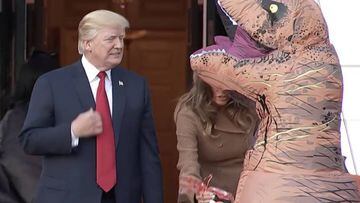 Un tiranosaurio rex asusta a Trump: ¡el mejor meme de Halloween!