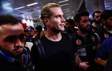 German goalkeeper Loris Karius (C) reacts on August 25, 2018, as he arrives at the Ataturk International Airport in Istanbul to play with Besiktas on loan from Liverpool.