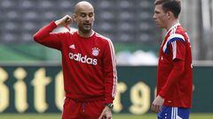 Pep Guardiola instruye a Pierre-Emile Hojbjerg.
