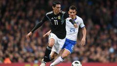 MANCHESTER, ENGLAND - MARCH 23:  Angel Di Maria of Argentina runs with the ball under pressure from Alessandro Florenzi of Italy during the International friendly match between Italy and Argentina at Etihad Stadium on March 23, 2018 in Manchester, England.  (Photo by Laurence Griffiths/Getty Images)