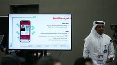 Un miembro de la organización de Qatar 2022 muestra la aplicación móvil para tramitar la tarjeta que permitirá la entrada al país durante el Mundial.