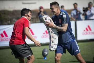 Jugadores de el equipo de rugby neozelandés All Blacks participan en una actividad extraeportiva con los jugadores de el equipo Universidad de Chile en el CDA.