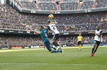 Foul on Benzema results in second Real Madrid penalty.