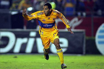 El veloz lateral mexicoamericano llegó a Tigres procedente del Club América en la temporada 2009/2010. El "Gringo" Castillo jugó 31 partidos y metió un par de goles con la playera de los felinos.