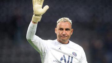 Paris Saint-Germain's Costa Rican goalkeeper Keylor Navas reacts prior to the French L1 football match between Angers SCO and Paris Saint-Germain at the Raymond-Kopa Stadium in Angers, north-western France on April 20, 2022. (Photo by JEAN-FRANCOIS MONIER / AFP)