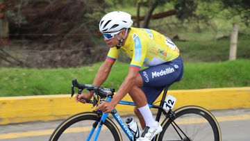 Fabio Duarte con la camiseta amarilla de la Vuelta a Colombia 2022