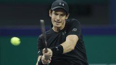 Andy Murray devuelve una bola ante Steve Johnson durante su partido en el Masters 1.000 de Shanghai.