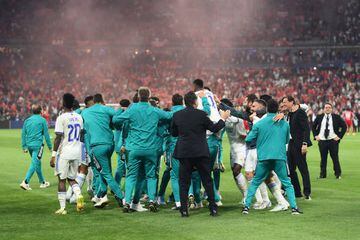 
Real Madrid se corona campeón de la UEFA Champions League tras vencer 0-1 al Liverpool en el Stade de France. Vinicius Junior fue el responsable de la anotación del conjunto español que alcanza 14 títulos en la competencia.