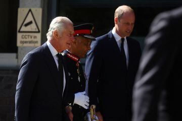 El Rey Carlos III y el Príncipe de Gales visitan por sorpresa a la gente que hace cola para entrar a la capilla ardiente de la reina Isabel II. A su llegada han sido aclamados por las personas que llevan horas esperando.