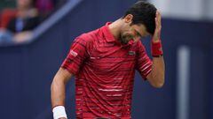 Novak Djokovic se lamenta tras un punto con Stefanos Tsitsipas durante su partido de cuartos de final del Masters 1.000 de Shangh&aacute;i.