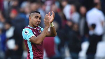 West Ham United&#039;s French midfielder Dimitri Payet applauding at the end of the English Premier League football match between West Ham United and Middlesbrough