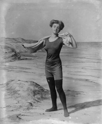 La nadadora Miss K Lock en la playa en 1905.