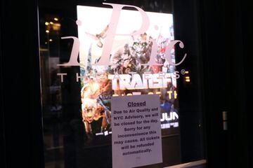 La actividad cultural también se ha visto afectada. En la foto se muestra un letrero en la puerta de un teatro IPIC que explica que está cerrado debido a la calidad del aire en Nueva York.