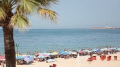 Imagen de la playa de la Victoria el día en el que el alcalde de Cádiz, Bruno García (PP), ha anunciado a el cierre de las duchas existentes en las playas de la localidad, a 11 de agosto de 2023 en Cádiz (Andalucía, España). Las duchas dejarán de estar operativas para su uso, a exepción de las que se encuentren en los módulos para personas con movilidad reducida, y se mantendrá disponibles con agua los lavapiés. Esta medida se llevará a cabo a partir del lunes 14 de agosto.
11 AGOSTO 2023
Rocío Ruz / Europa Press
11/08/2023