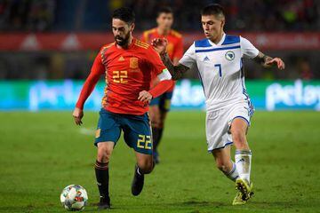 Isco (L) vies with Bosnia-Herzegovina's defender Muhamed Besic during the international friendly football match between Spain and Bosnia-Herzegovina at the Gran Canaria stadium in Las Palmas on November 18, 2018