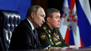 FILE PHOTO: Russian President Vladimir Putin and Chief of the General Staff of Russian Armed Forces Valery Gerasimov attend an annual meeting of the Defence Ministry Board in Moscow, Russia, December 21, 2022. Sputnik/Mikhail Kuravlev/Kremlin via REUTERS ATTENTION EDITORS - THIS IMAGE WAS PROVIDED BY A THIRD PARTY./File Photo