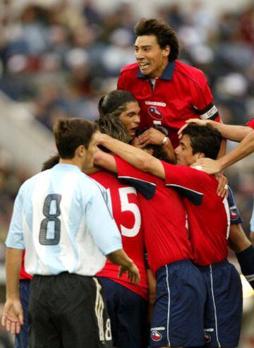 Equipo chileno celebra junto a Reinaldo Navia el empate frente a Argentina.