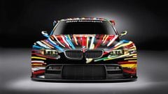 Un auto BMW pintado de varios colores