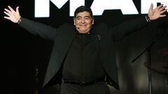 (ARCHIVOS) En esta foto de archivo tomada el 5 de julio de 2017, el exfutbolista argentino Diego Armando Maradona hace gestos en el escenario mientras saluda a la audiencia durante un espect&aacute;culo en la Plaza Plebiscito de N&aacute;poles.