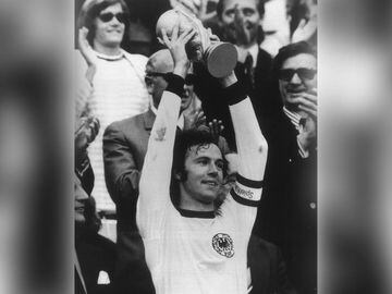 Beckenbauer futbolista alem&Atilde;&iexcl;n, levantando el trofeo del Mundial de 1974