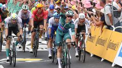 Jasper Philipsen celebra en la meta de Moulins su cuarta victoria en el Tour de Francia 2023, tras batir a Dylan Groenewegen y al resto de aspirantes.