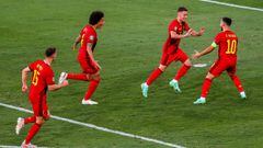 Meunier, Witsel y su hermano Eden corren a felicitar a Thorgan Hazard por el gol. 