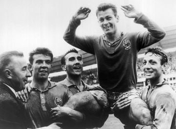 El jugador francés consiguió el récord goleador en un mismo mundial metiendo 13 goles en el de Suecia de 1958. Sin embargo, tuvo que terminar su carrera a los 28 años por la fractura de una de sus piernas. No pudo recuperarse totalmente y por ello tuvo qu