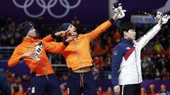 Los atletas de Holanda hacen el gesto de Usain Bolt tras ganar medalla en patinaje de velocidad en los Juegos Ol&iacute;mpicos de Pyeongchang.
