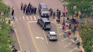 Un desfile del 4 de julio en Highland Park en Chicago, Illinois, terminó en tiroteo: Reportan al menos cinco personas muertas y múltiples heridos.