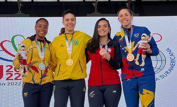 Ignacia Morales exhibe su medalla de bronce en los Odesur de Asunción 2022.