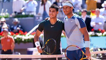 Los tenistas espa&ntilde;oles Carlos Alcaraz y Rafa Nadal posan antes de su partido de cuartos de final en el Mutua Madrid Open.