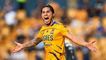 Carlos Salcedo reclama al &aacute;rbitro en un partido de Tigres
