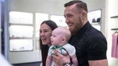 Conor McGregor con su novia Dee Devlin y con su hijo de tres meses Conor Jack McGregor