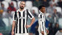 Los delanteros de la Juventus, Gonzalo Higua&iacute;n y Juan Cuadrado, durante un partido.