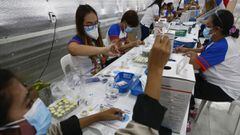 Marikina City (Philippines), 20/05/2021.- City health office workers prepare doses of Pfizer COVID-19 vaccine during an inoculation drive in Marikina City, Metro Manila, Philippines, 20 May 2021. The Department of Health is working with local government u