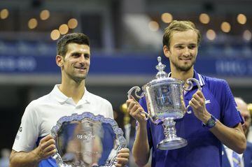 Djokovic y Medvedev posan con los trofeos del US Open.