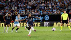 Rodrygo lanza el penalti que le detuvo Iván Villar en el Celta-Real Madrid de la jornada 3 de LaLiga EA Sports.