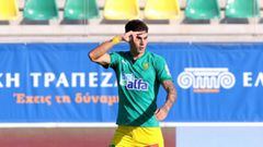 Jos&eacute; Naranjo, futbolista espa&ntilde;ol del AEK Larnaca, celebra uno de sus goles en Chipre.