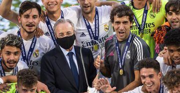 Florentino y Raúl, junto a la UEFA Youth League que ganó en agosto el Juvenil con el Siete a los mandos.