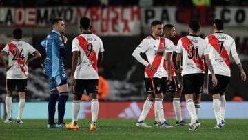 River Plate's players react after losing 2-1 against Sarmiento in their Argentine Professional Football League Tournament 2022 match at El Monumental stadium in Buenos Aires, on July 31, 2022. (Photo by ALEJANDRO PAGNI / AFP) (Photo by ALEJANDRO PAGNI/AFP via Getty Images)