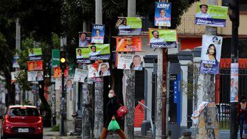 AME3806. QUITO (ECUADOR), 08/02/2021.- Fotograf&iacute;a de una calle con propaganda pol&iacute;tica el 6 de febrero de 2021, en Quito (Ecuador). Suram&eacute;rica vivir&aacute; el pr&oacute;ximo 11 de abril un superdomingo electoral con distintas pero relevantes elecciones en Per&uacute;, Chile y Ecuador. EFE/ Jos&eacute; J&aacute;come