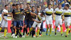 Rosario Central&#039;s forward Teofilo Gutierrez (3rd-L) argues with Boca Juniors&#039; forward Ricardo Centurion (C) after scoring  during their Argentina First Division football match at La Bombonera stadium, in Buenos Aires, on November 20, 2016. / AFP PHOTO / ALEJANDRO PAGNI