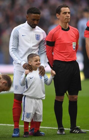 Jermaine Defoe of England and mascot Bradley Lowery line up.
