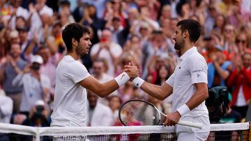 El tenista español Carlos Alcaraz y el serbio Novak Djokovic se saludan tras la final de Wimbledon.