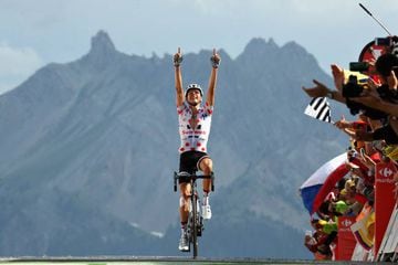 Warren Barguil celebra su victoria en el Izoard vestido con el maillot de lunares, su segunda etapa en este Tour.