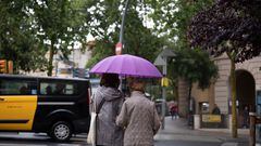 Varias personas con paraguas pasean por una de las calles de la ciudad, a 12 de mayo de 2023, en Barcelona, Catalunya (España). Casi todas las comarcas de Catalunya estarán pendientes hoy de una nueva tanda de chubascos y tormentas como consecuencia de la irrupción de una masa de aire frío que ha disparado la inestabilidad atmosférica. El Servei Meteorològic de Catalunya (Meteocat) ha emitido un aviso por peligrosidad de lluvias intensas de nivel moderado (1/6), desde el jueves 11 de mayo hasta hoy por la tarde, con posibilidad de lluvias intensas superando los 20mm en 30 minutos y acompañadas localmente por granizo.
12 MAYO 2023;BARCELONA;CATALUNYA;GRANIZO;TIEMPO
David Zorrakino / Europa Press
12/05/2023