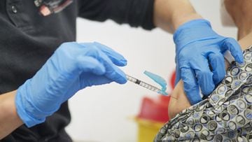 Archivo - Una mujer recibe la vacuna contra el Covid-19