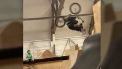 Ryan Williams de Fakie Backflip en una rampa, en BMX.