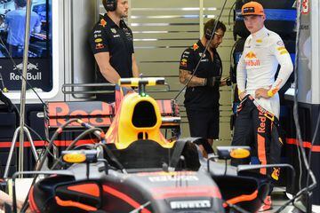 Max Verstappen examinando su coche antes de la clasificación del GP de Singapur. 