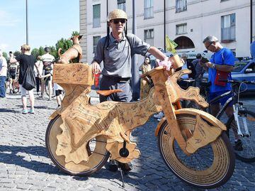 Un aficionado con una bicicleta esculpida con la forma de la península italiana al inicio de la decimonovena etapa del Giro de Italia.